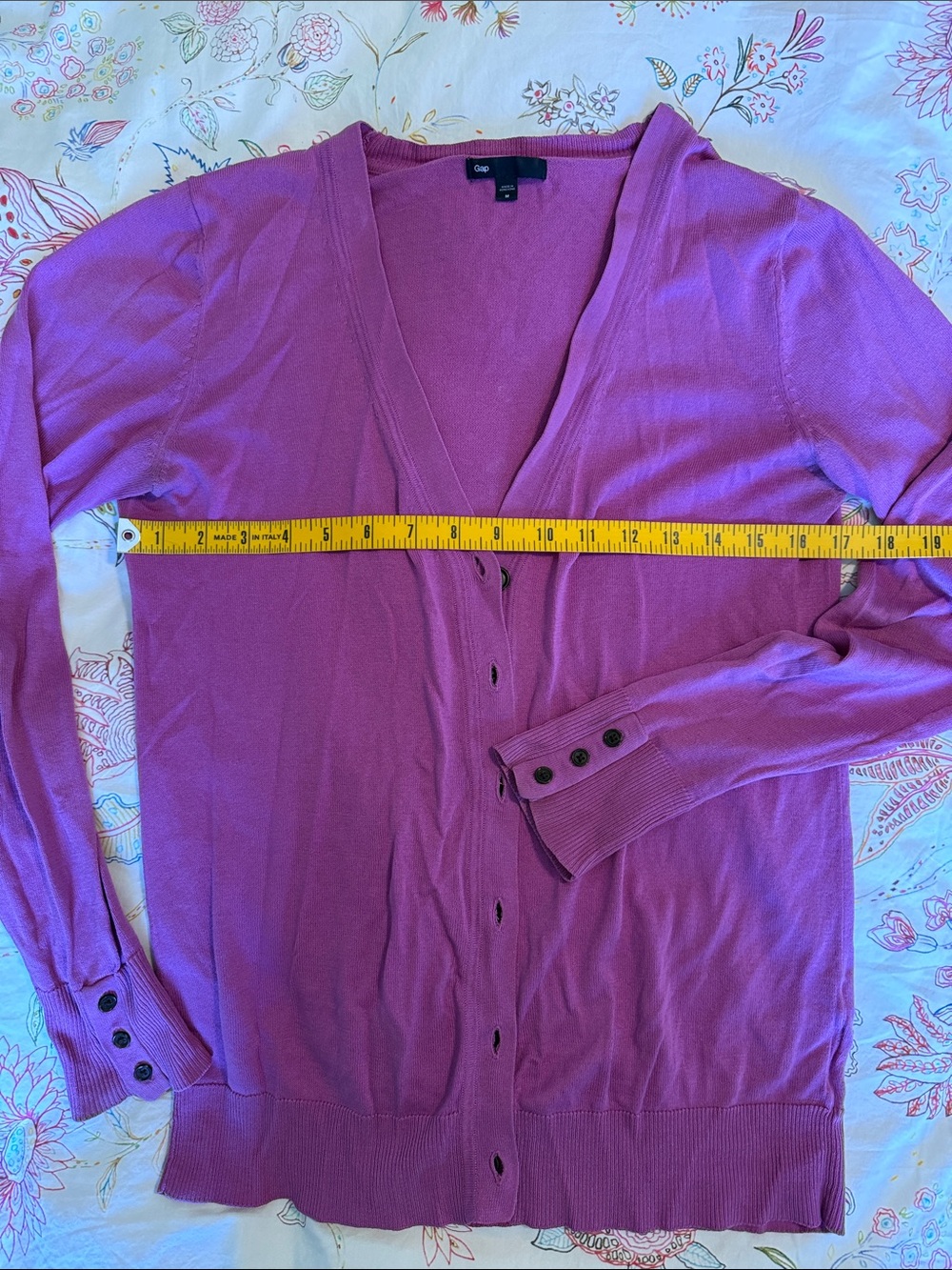 Vintage GAP Women's Raspberry Button-Front V-Neck Cardigan - Picture 4 of 7